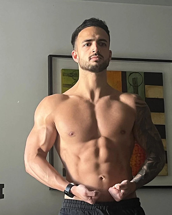 Benja hoy, posando de frente